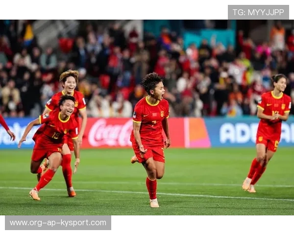 中国女足在比赛中展现出优雅的踢球风格，中国女足好样的