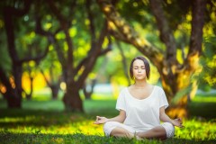 开云体育app网页版安全-男子中长距离稳步前行，中长距离跑的动作要领