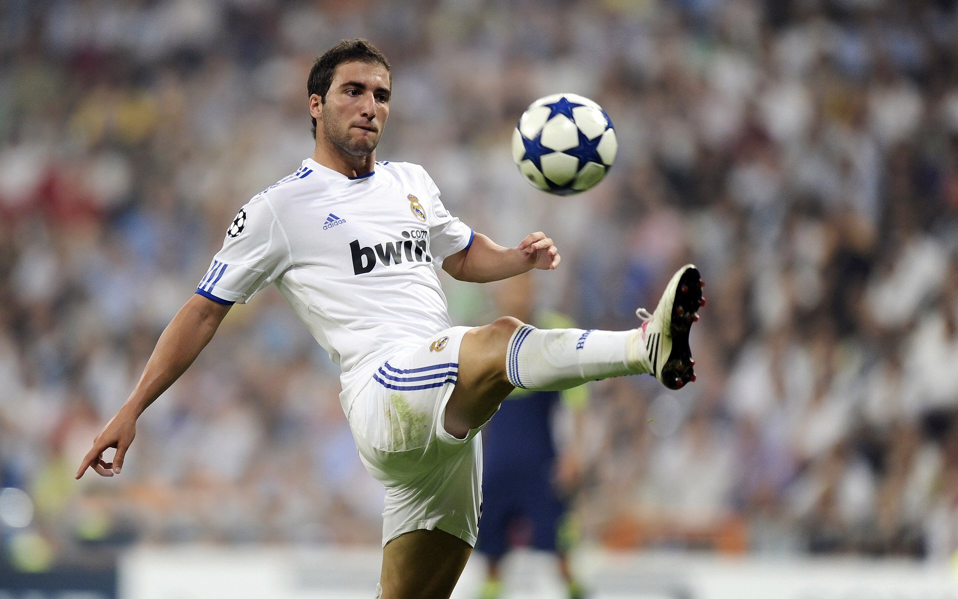 足球运动员进校园宣传足球精神,影响深远,足球进校园宣传标语